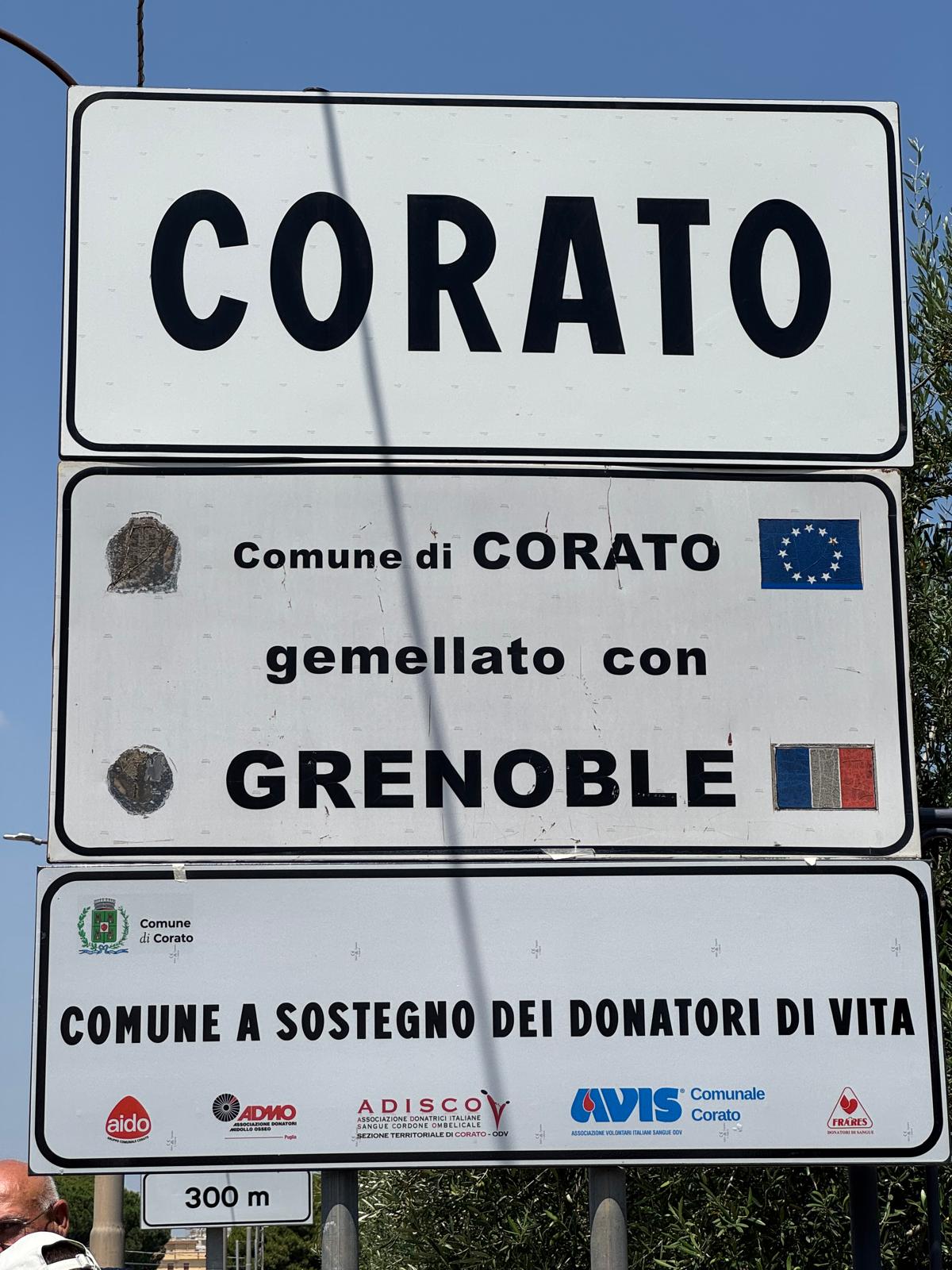 Corato, Comune a sostegno dei donatori di vita: installato il cartello simbolo all’ingresso della città